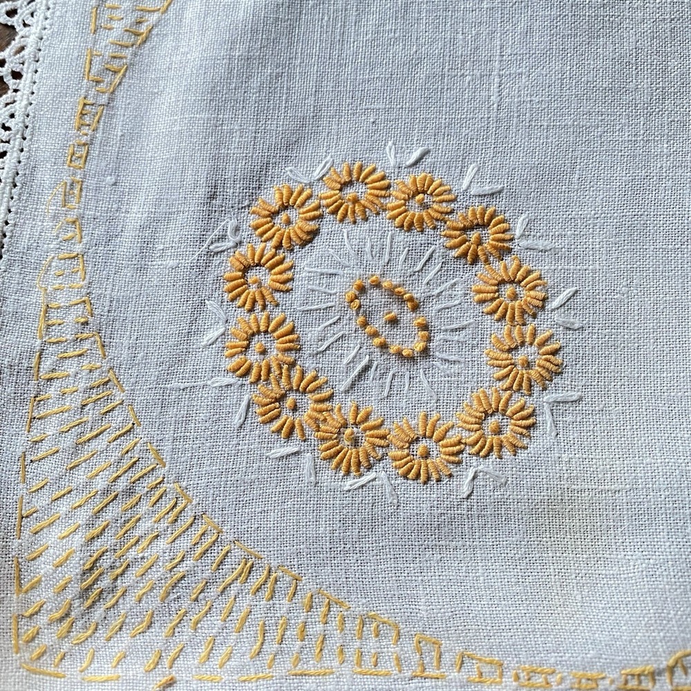 Vintage Handmade Embroidered Linen Tablecloth 32x32" Floral Hand crocheted - Picture 6 of 8